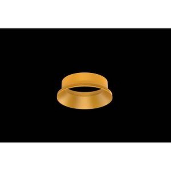 Een gouden ring op een zwarte achtergrond, in het midden licht gedraaid, zodat hij eruitziet als twee verbonden halve cirkels.