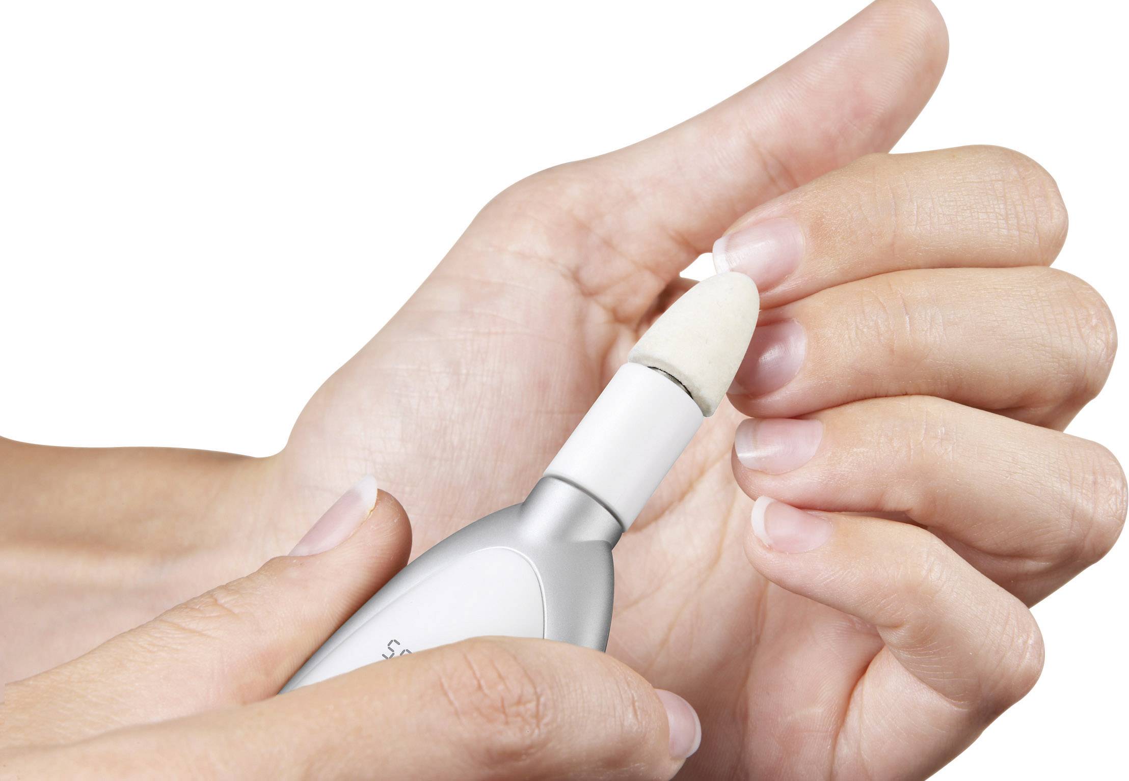 Een hand houdt een elektrische nagelverzorgingsset vast, die wordt aangebracht op een vingernagel.