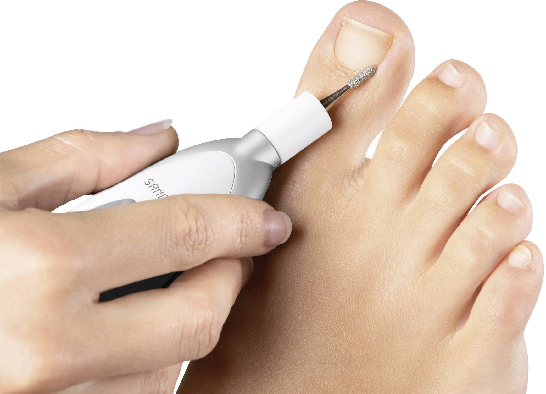 Een persoon vijlt een grote teennagel met een elektrische nagelverzorgingsset.