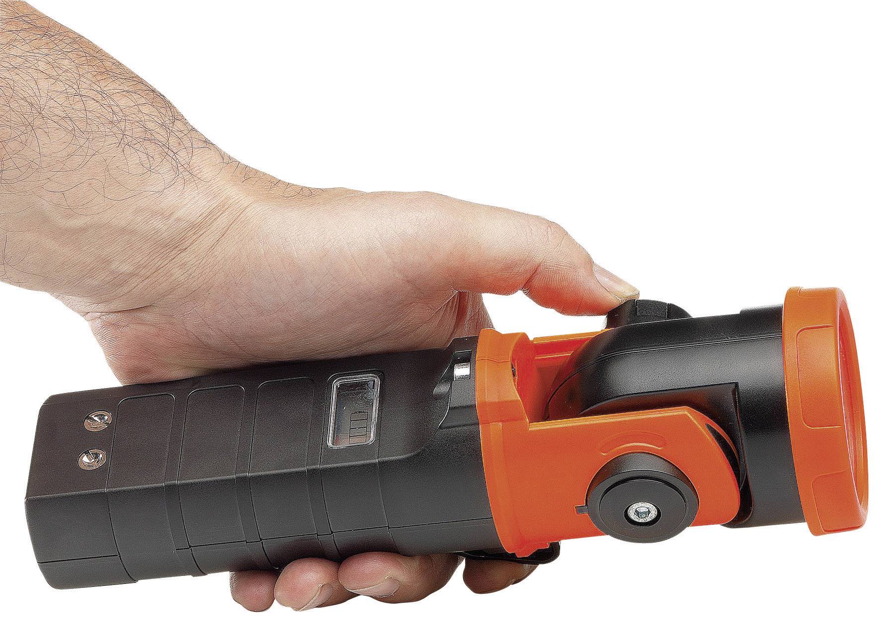 Een hand houdt een zwart-oranje zaklamp met een opvouwbaar handvat.