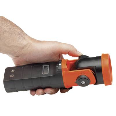 Een hand houdt een zwart-oranje zaklamp met een opvouwbaar handvat.