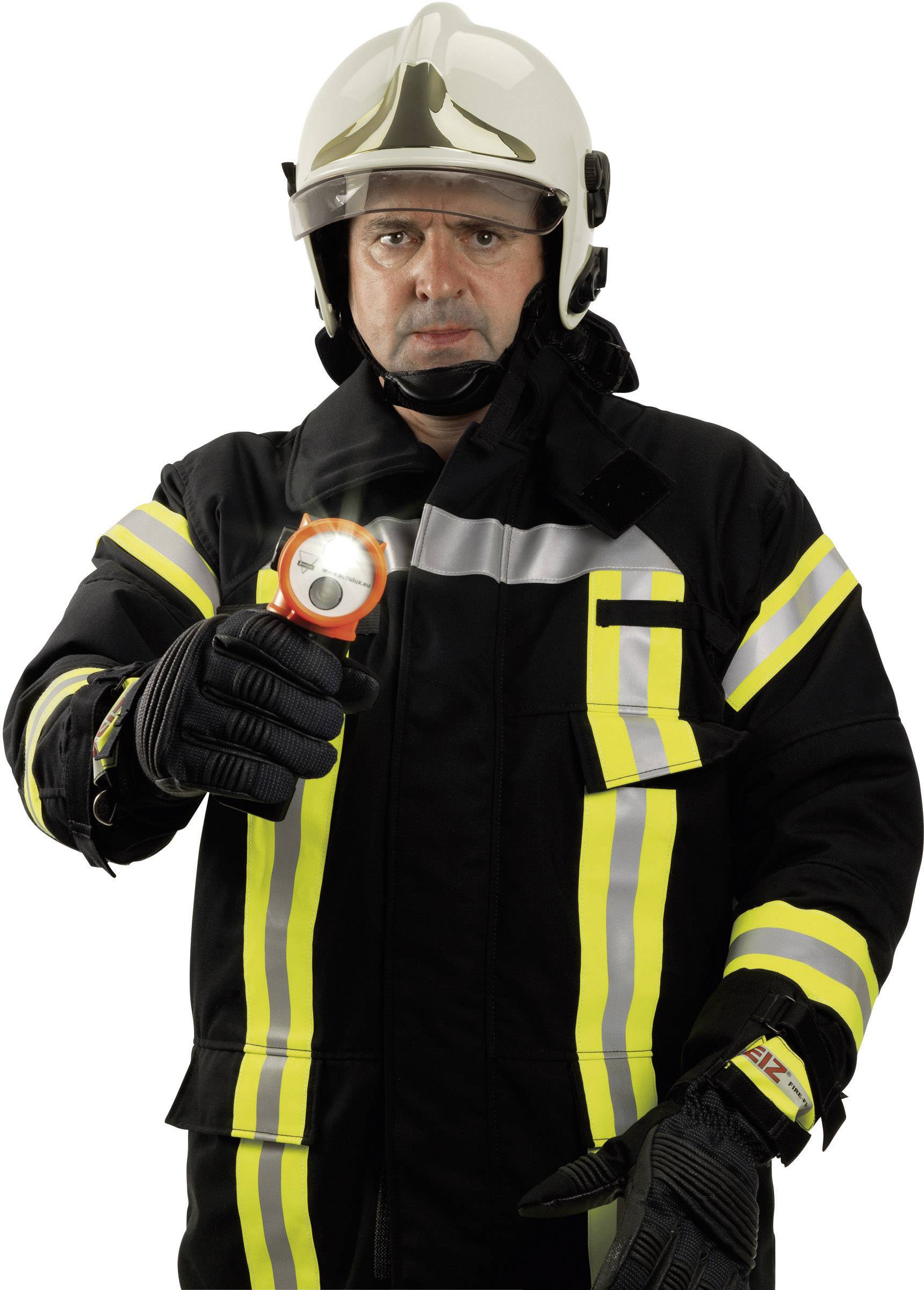 Een brandweerman in beschermende uitrusting houdt een zaklamp vast.