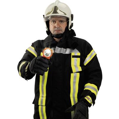 Een brandweerman in beschermende uitrusting houdt een zaklamp vast.
