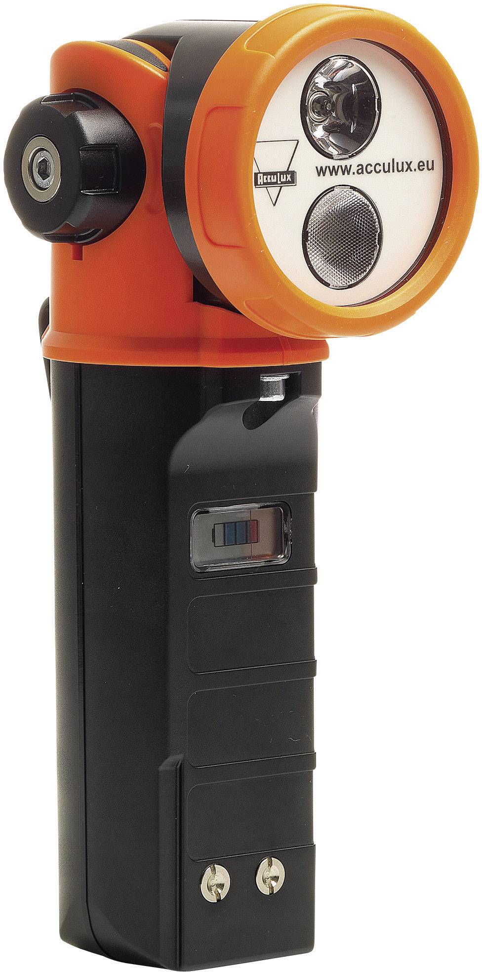 Een oranje en zwarte zaklamp die speciaal is ontworpen voor gebruik in gevaarlijke omgevingen. Hij heeft een robuuste greep.