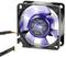 Een zwarte computerventilator met blauwe, transparante rotorbladen en een centrale sticker met 'Noiseblocker' en verdere specificaties.