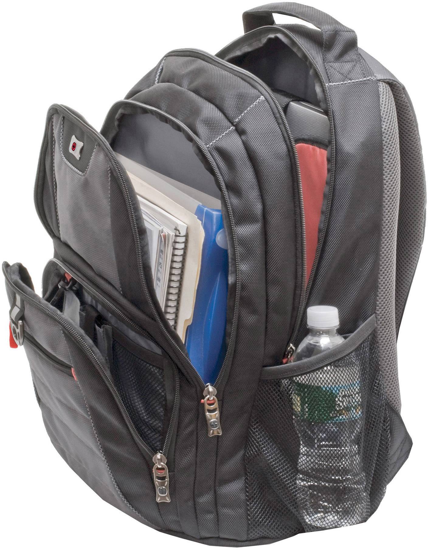 Een grijze rugzak met meerdere vakken die boeken, mappen, een laptop en een waterfles bevatten.
