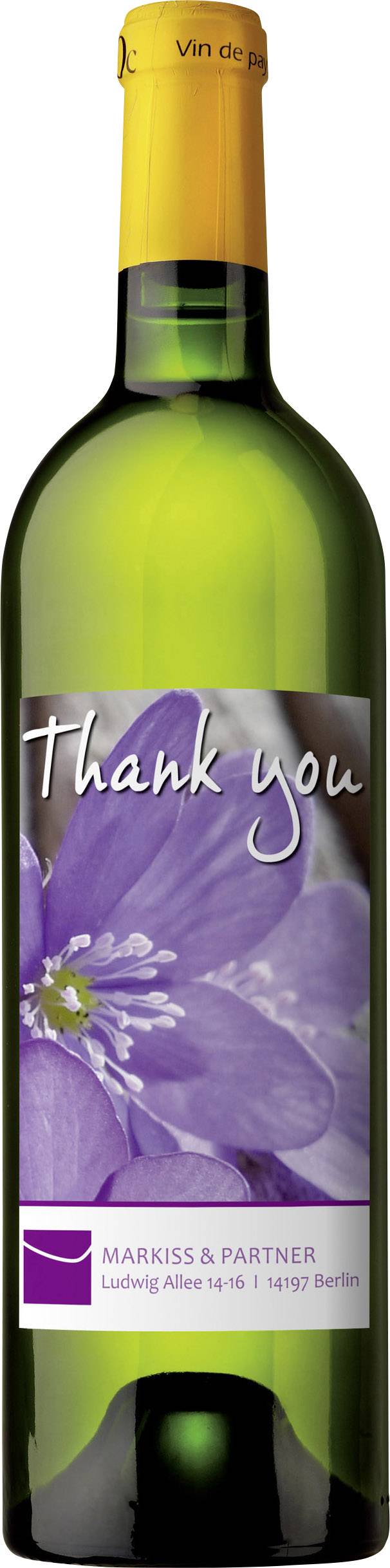 Groene wijnfles met gele dop en etiket. Op het etiket een paarse bloem en de tekst 'Thank you'. Adres: MARKISS & PARTNER, Ludwig Allee 14-16, 14199 Berlijn.