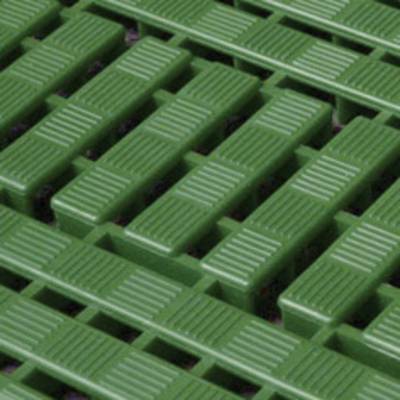 Groene geflikte vloer met parallelle lamellen, biedt een slipvaste oppervlakte, vaak gebruikt in fabrieken of werkplaatsen.