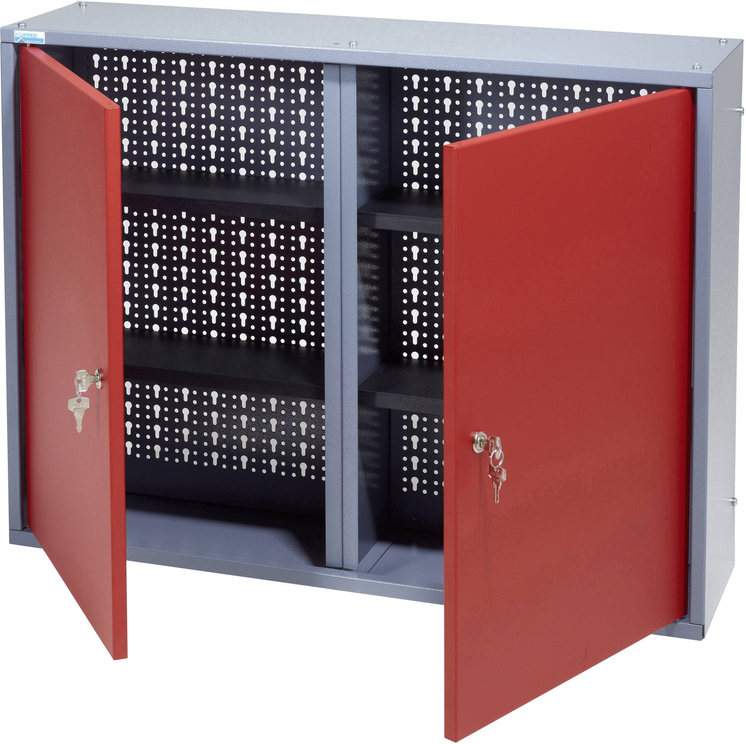 Metalen kast aan de muur met twee open rode deuren, van binnen voorzien van zwarte legplanken en geperforeerde achterwanden. Ideaal voor het opbergen van gereedschap.