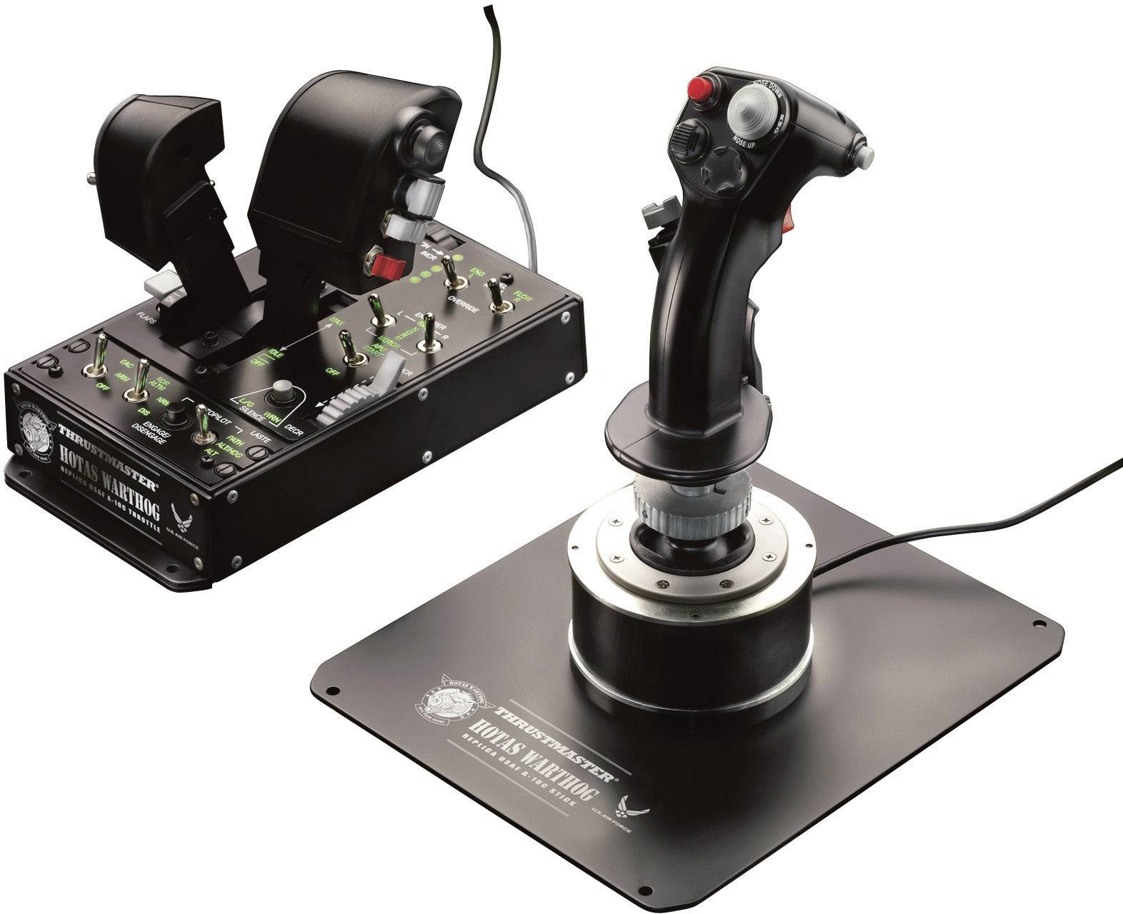 Een zwarte joystick en een bedieningsconsole met knoppen en hendels die worden gebruikt voor vluchtsimulatiespellen.