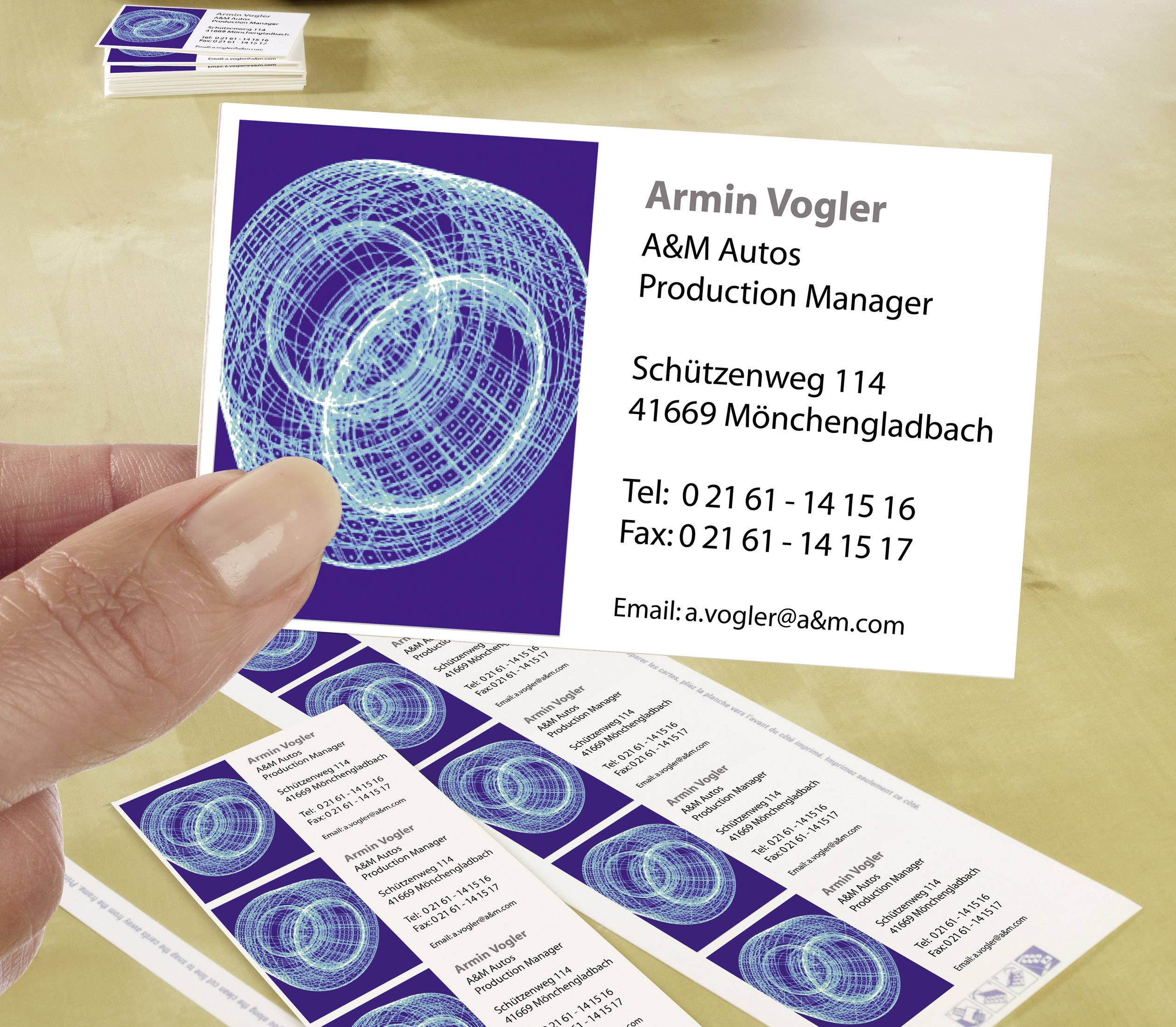 Visitekaartje voor Armin Vogler, Productiemanager bij A&M Auto's, met contactgegevens en blauwe grafische achtergrond.