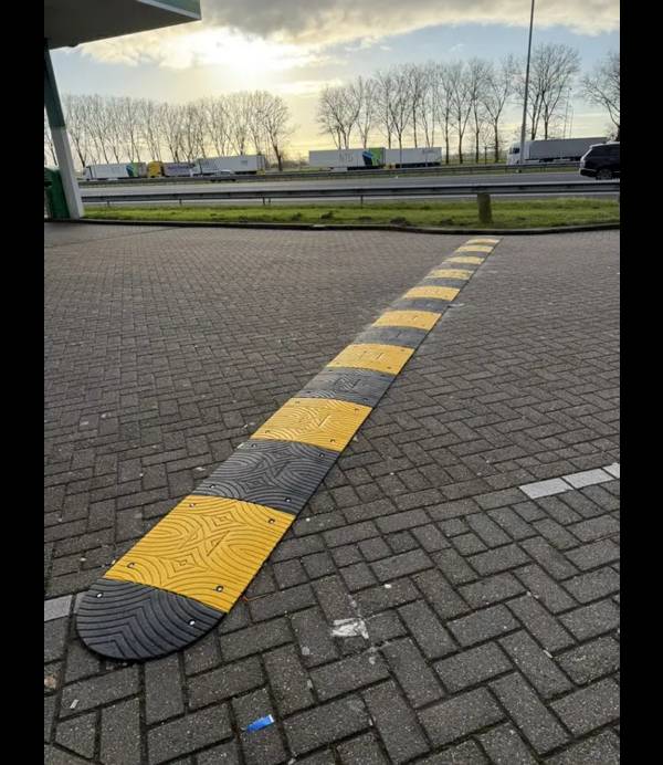 Verkeersdrempel, 3 cm hoog, geel-zwart, complete set, 250 cm