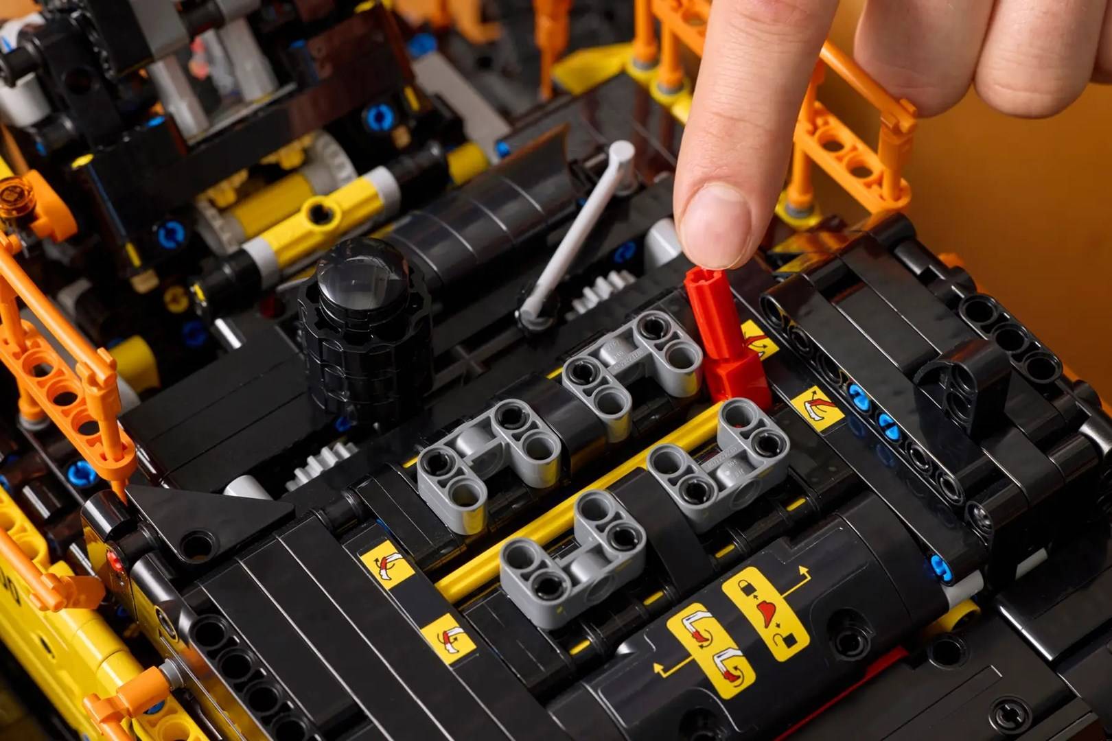 LEGO TECHNIC 42215 Volvo EC500 hybride graafmachine-6