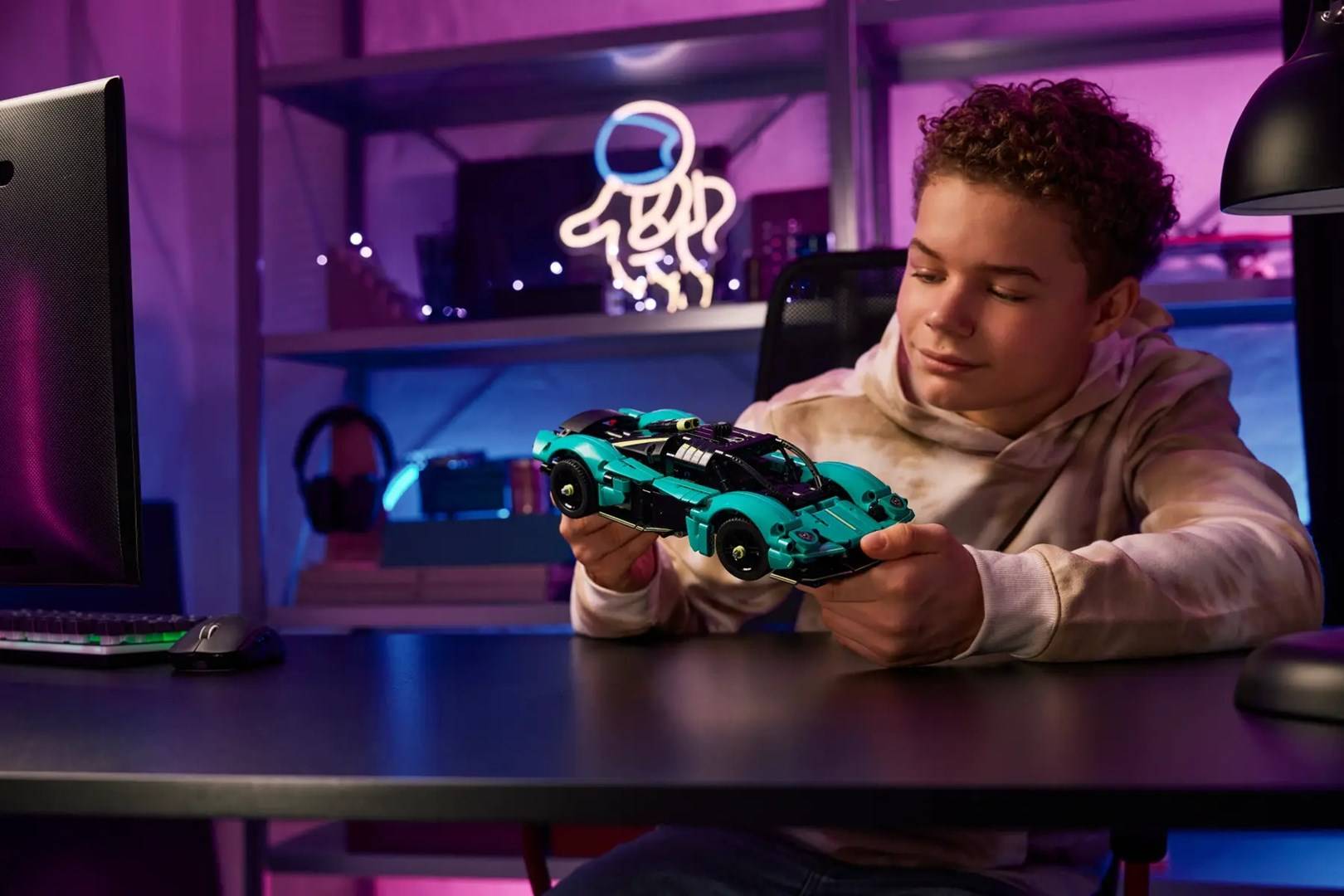 LEGO TECHNIC 42208 Aston Martin Valkyrie-6