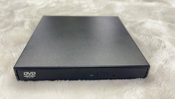 CoreParts DVD-RW externe schijf met SATA-interface en USB 2.0. Aparte kabel voor voeding en data.