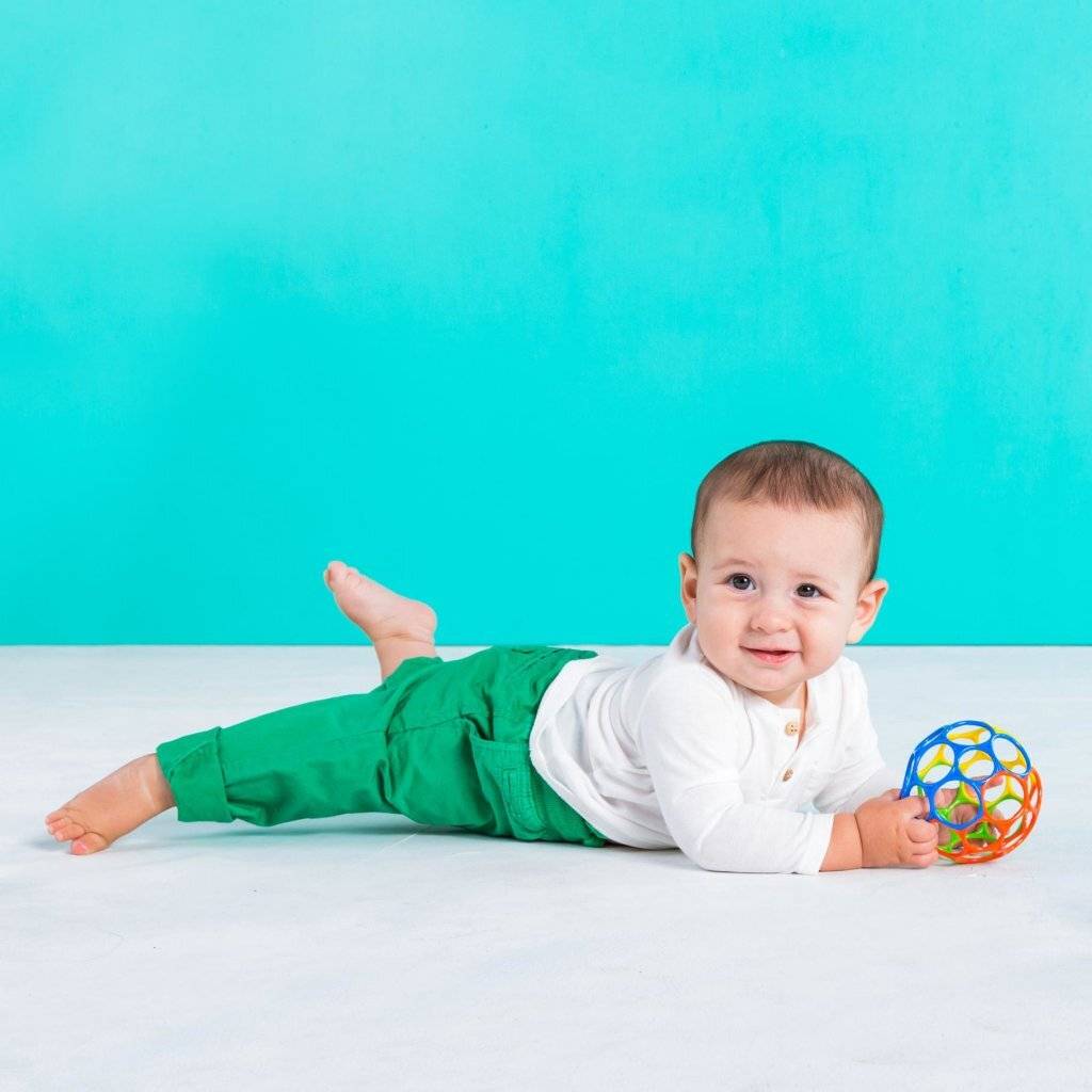 BRIGHT STARS Oball Classic Flexibele Bal, Makkelijk Vast Te Houden, Sensorisch Speelgoed, Multicolor 0 M+-2