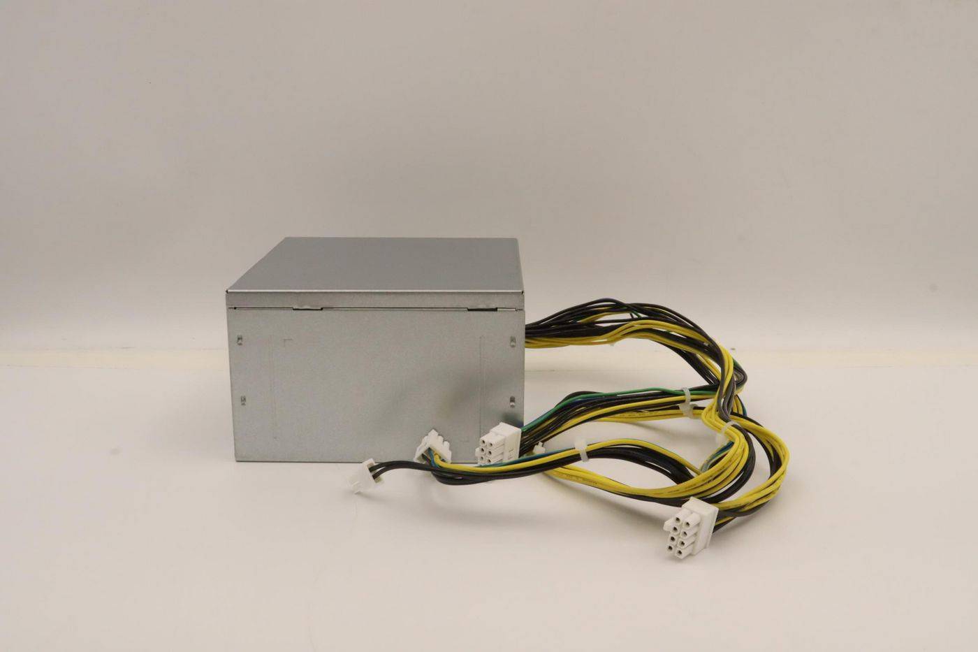 Lenovo-voeding voor desktop-pc's, 500W uitgangsvermogen, 100-240Vac ingangsspanning, 92% rendement volgens de TCO9.0-sta-4