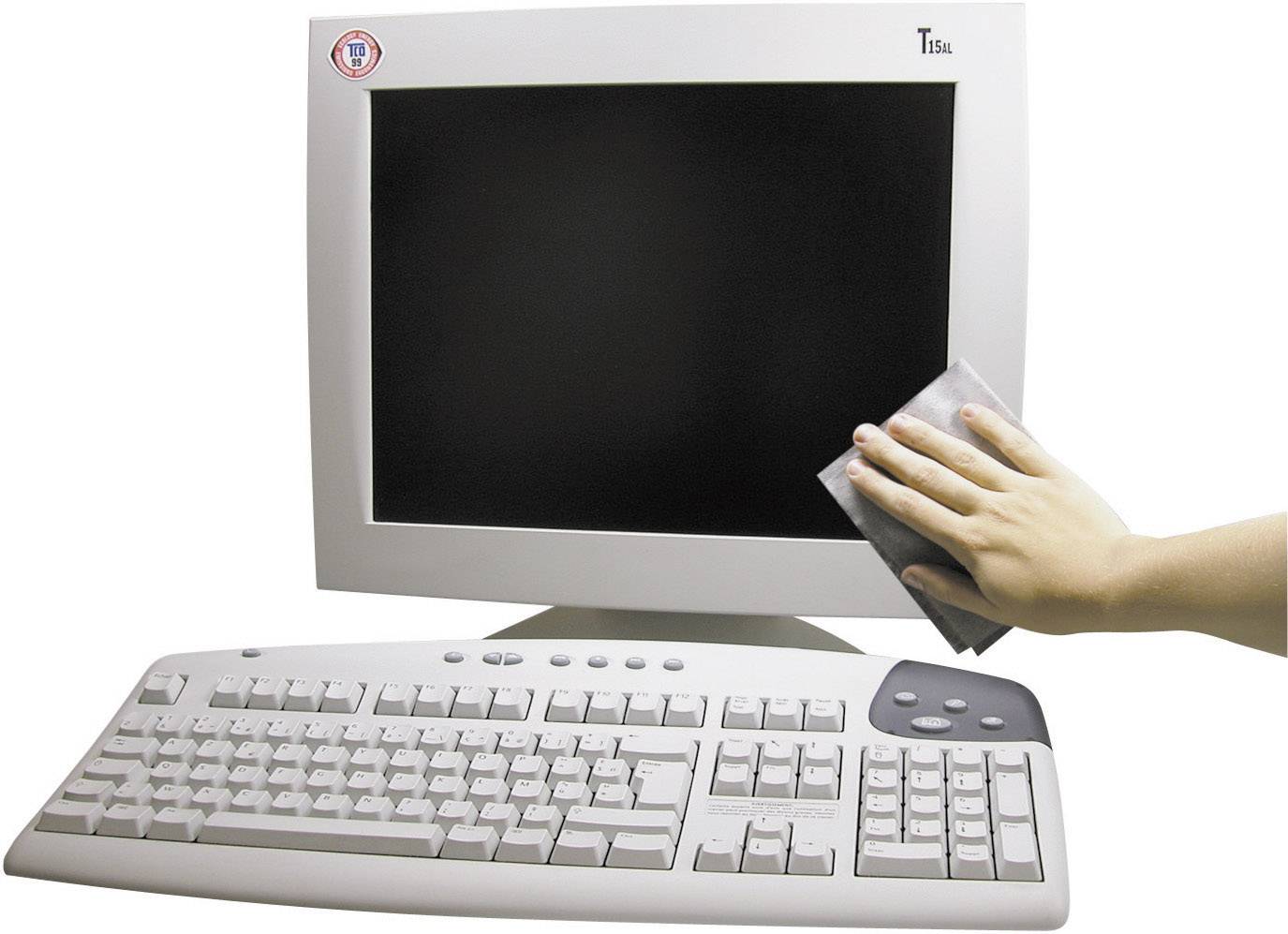 Een hand veegt het scherm van een desktopcomputer schoon; een toetsenbord ligt ervoor.