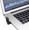 Een laptop met een USB-verlengsnoer, waaraan een kleine USB-dongle is aangesloten. Op het scherm zijn zeilbootbeelden zichtbaar.