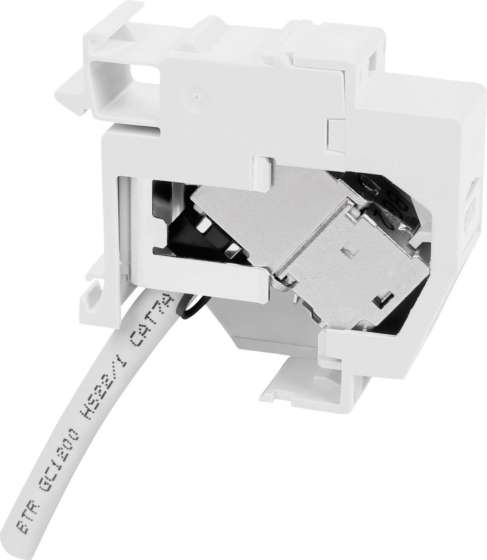 Een witte netwerkaansluiting met aangesloten dataverbinding. Inbouwadapter voor Ethernet-verbinding in wandcontactdozen.
