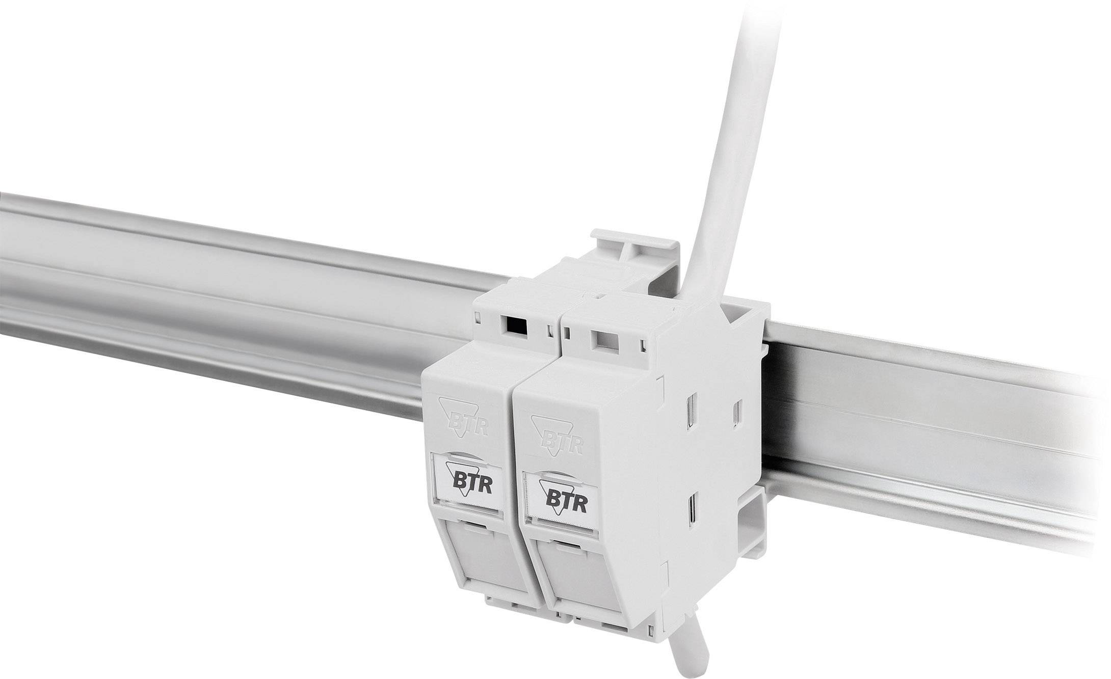 Een DIN-railadapter geïnstalleerd op een metalen rail. Hij bevestigt twee BTR-aansluitingen voor netwerkkabels, geschikt voor industriële omgevingen.