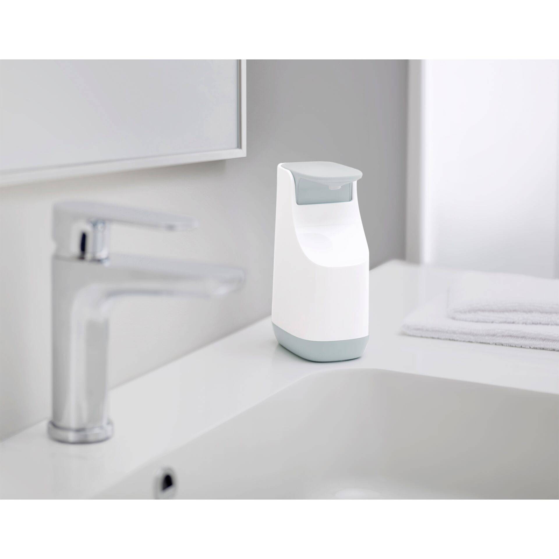 Joseph Joseph Slim compacte zeepdispenser lichtblauw-1
