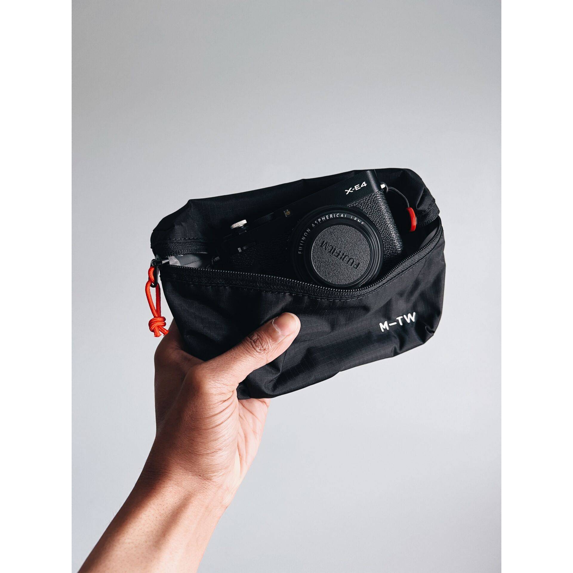 Moment Everything Mini Slingtas 1L Zwart-1