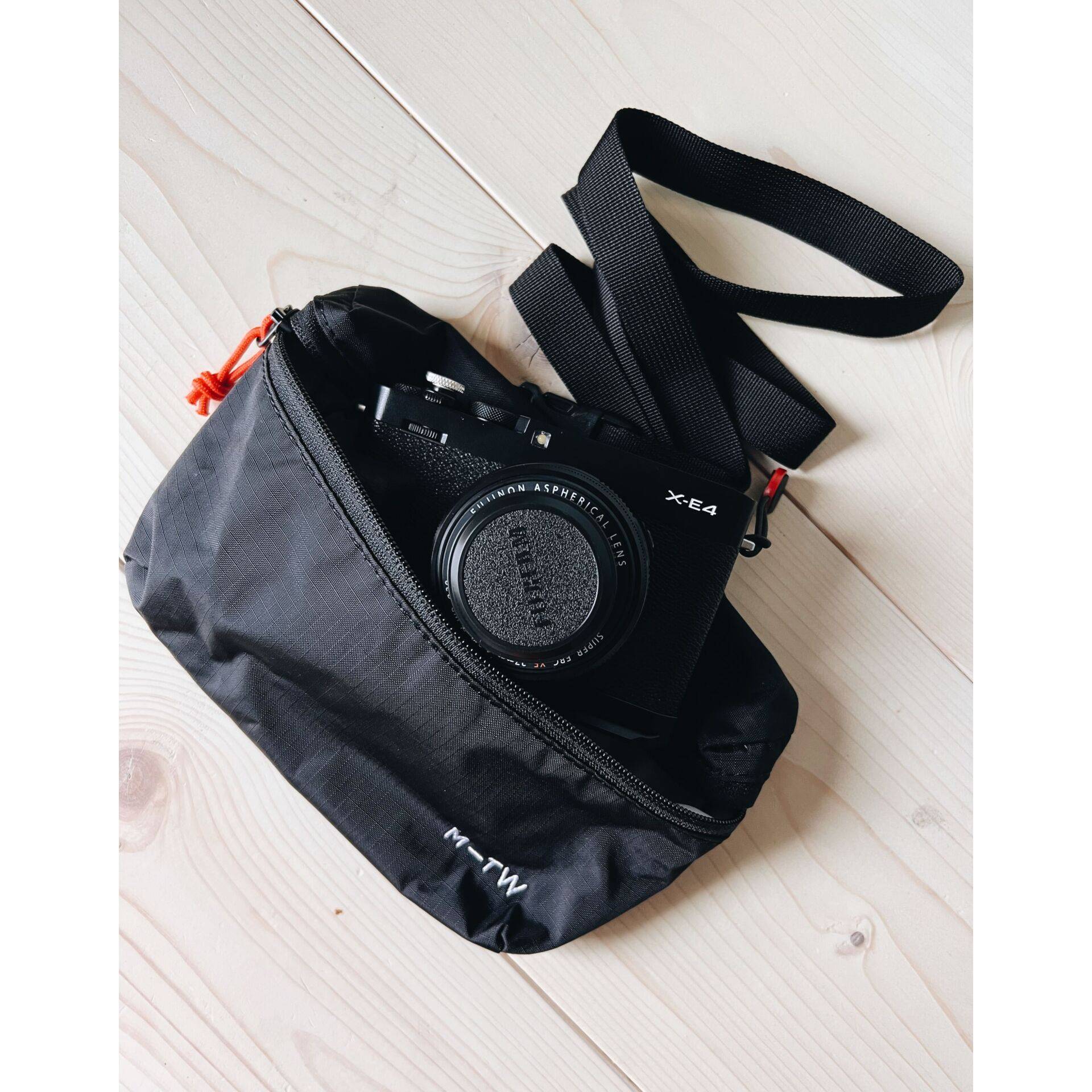 Moment Everything Mini Slingtas 1L Zwart-2