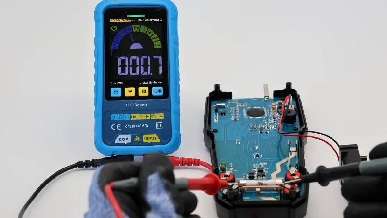 CAT III 600V true rms zakmultimeter-4