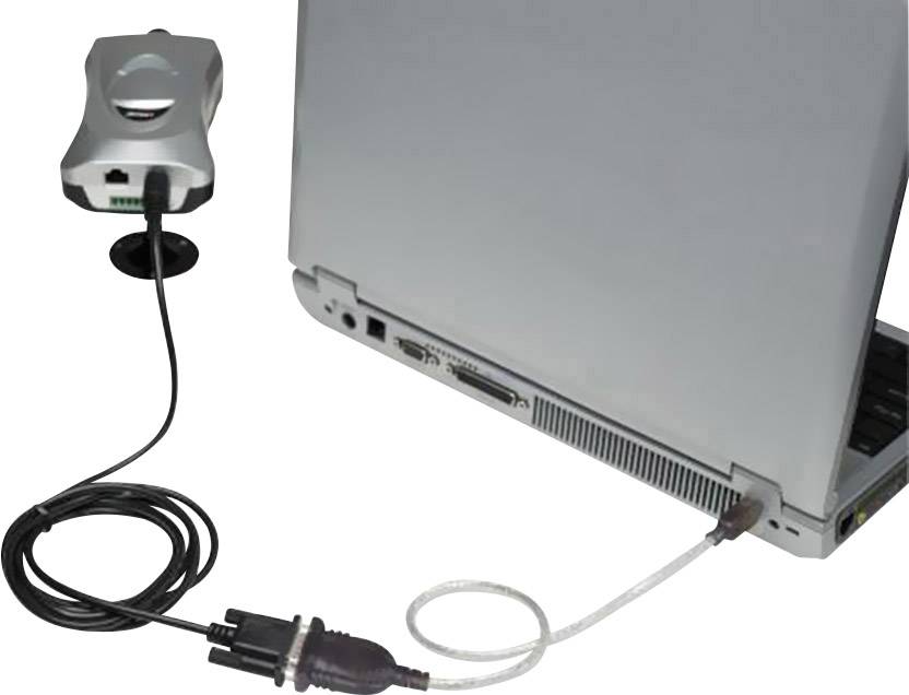 Een zilveren laptop op een tafel is verbonden met een extern apparaat via een lang kabel dat uit de laptop steekt.