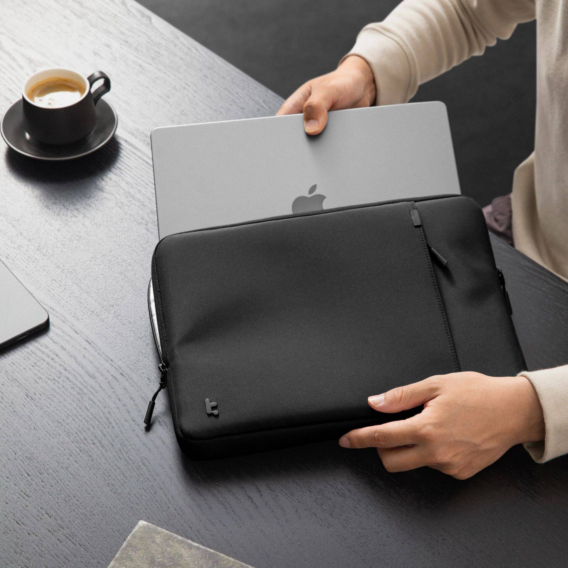 Tomtoc Defender-A13 Premium laptophoes 16 inch zwart-3