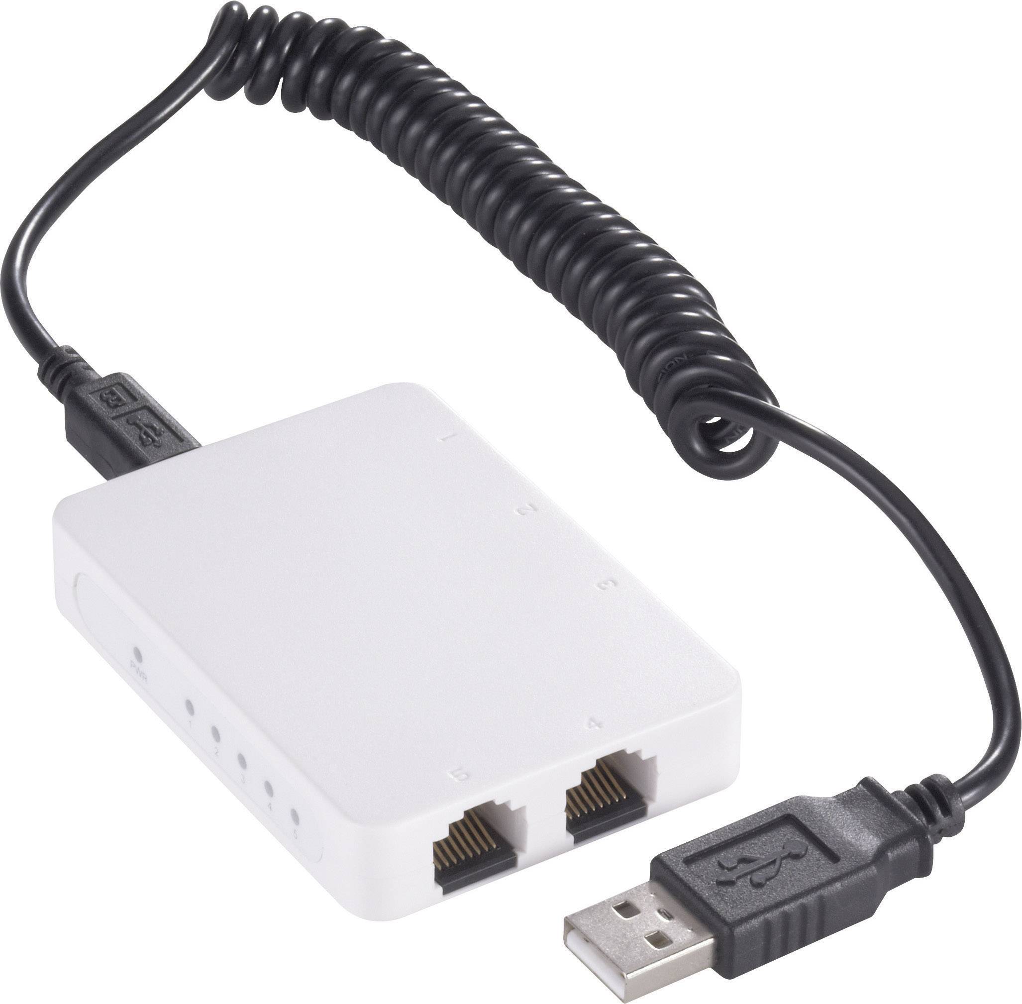 Een witte USB-netwerkaapter met twee Ethernet-poorten en een USB-stekker. Hij heeft een getwist kabel naar een USB-A-stekker.