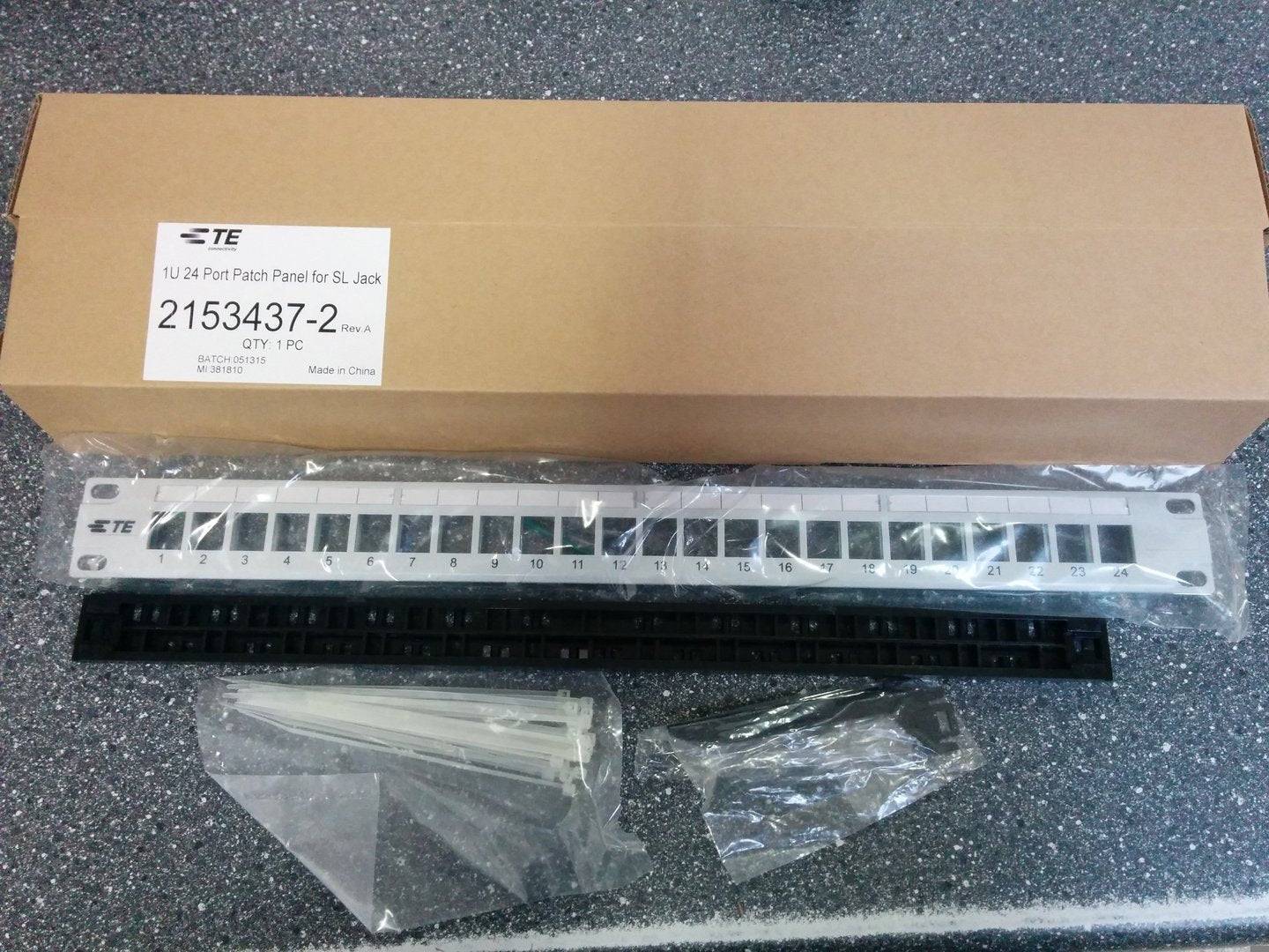 AMP 2153437-2 24-poorts Patch Panel Grijs RAL7035 voor SL Jack Onbevolkt (0-2153437-2)-0