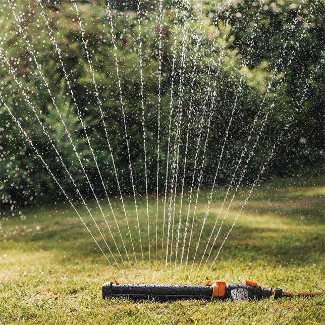 Fiskars 1027028 Oscillerende Water Sprinkler Zwart/Oranje-1