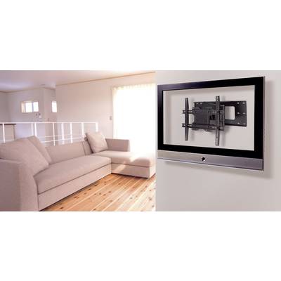 Een modern woonkamer met een beige bank op een houten vloer. Aan de muur een tv-beugel zonder televisie. Helder daglicht van een raam.