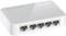 Compacte witte Ethernet-switch met vijf LAN-poorten en groene status-LED's voor netwerkverbindingen.