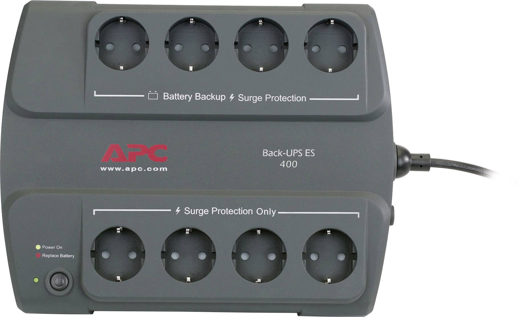 Een zwarte stekkerdoos met overspanningsbeveiliging met acht aansluitingen. Linksonder bevindt zich een LED-indicatie. Tekst: 'Battery Backup', 'Surge Protection'.