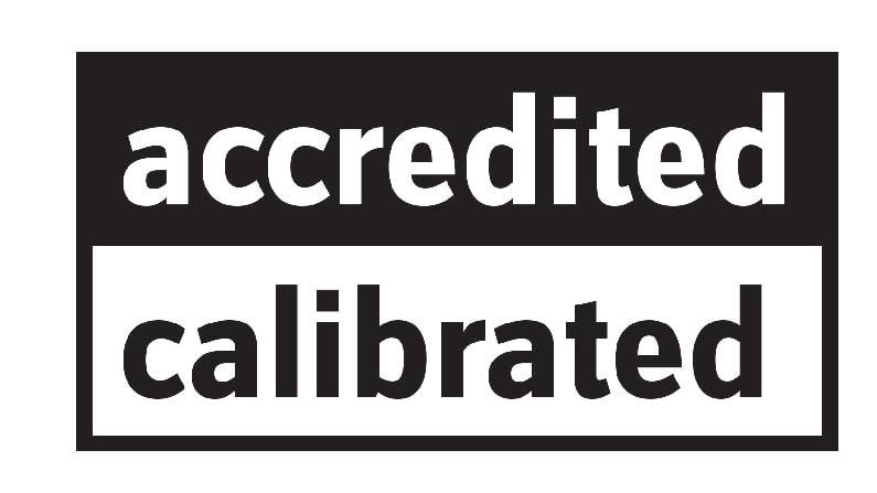 Zwart-wit logo met de woorden 'geaccrediteerd' en 'gekalibreerd' in grote letters boven elkaar.