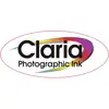 Logo van het merk 'Claria Photographic Ink', toont de merknaam in zwarte letters voor een gebogen, kleurrijk lint.