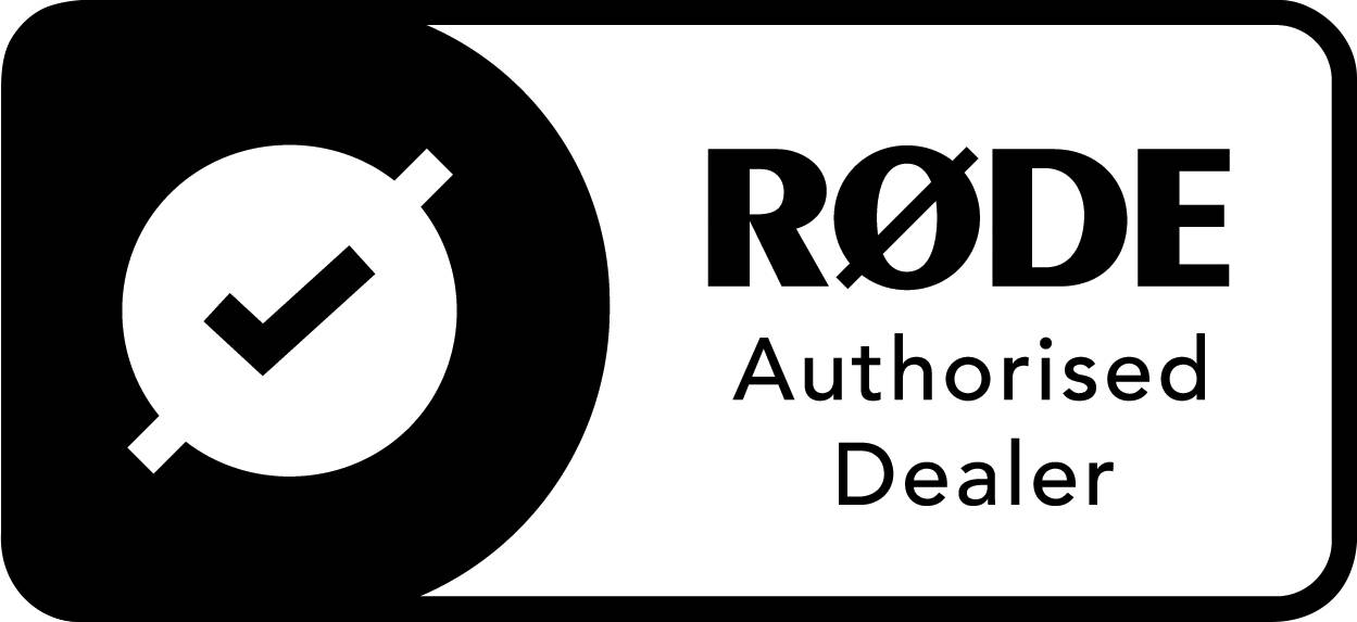 'RØDE Geautoriseerde Dealer'-logo met een vinkje in een cirkel op een zwarte achtergrond.