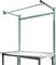 Przemysłowy stół roboczy z metalu o konstrukcji ramowej, odpowiedni do stanowisk pracy w warsztatach lub fabrykach.