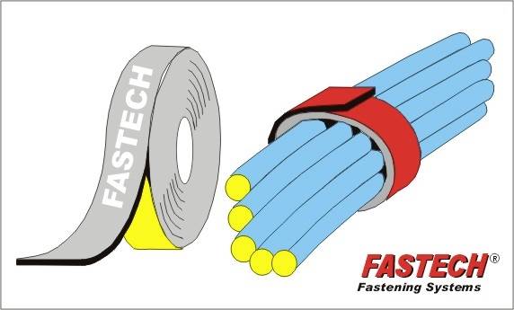 Rolka bandażowa z napisem 'FASTECH' oraz pęk niebieskich przewodów przywiązanych czerwoną taśmą. Logo w prawym dolnym rogu: 'FASTECH Fastening Systems'.