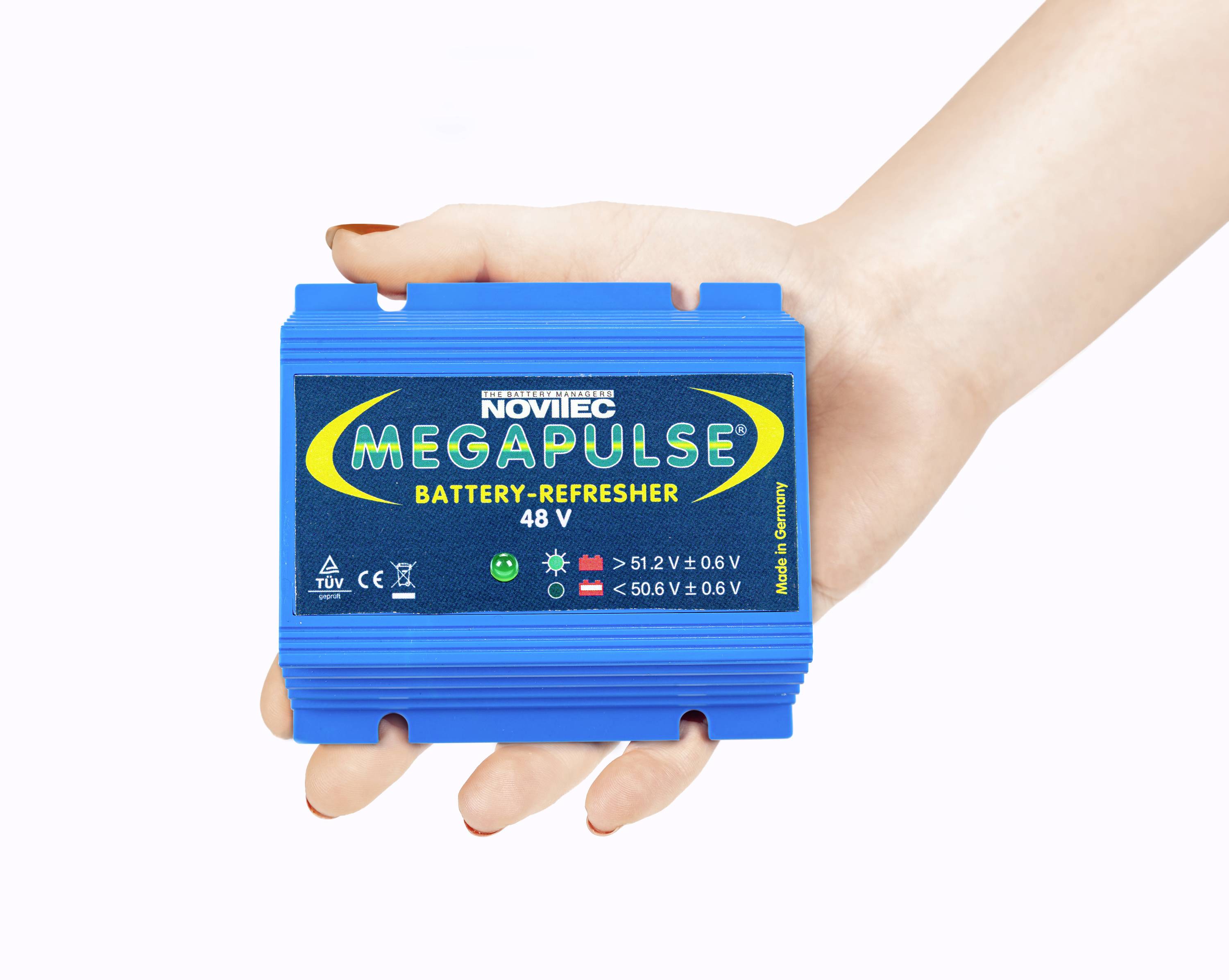 Jedna ręka trzyma niebieskie urządzenie z napisem 'NOVITEC MEGAPULSE Battery-Refresher 48V', przeznaczone do baterii powyżej 12 V.