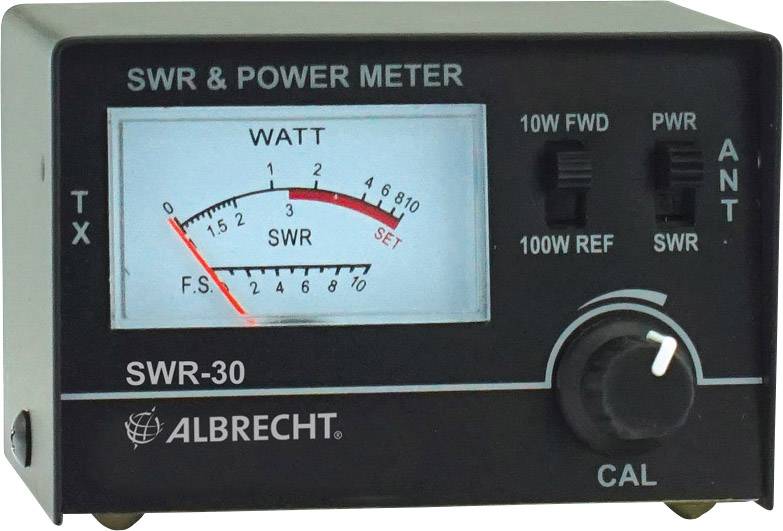 'Czarno-szary miernik SWR i mocy Albrecht SWR-30 z analogowym polem wyświetlacza. Wskazuje wartość SWR za pomocą czerwonej wskazówki.'