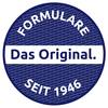 Okrągła, ciemnoniebieska naklejka z białymi literami z napisem 'FORMULARE Oryginał. OD 1946 ROKU'.