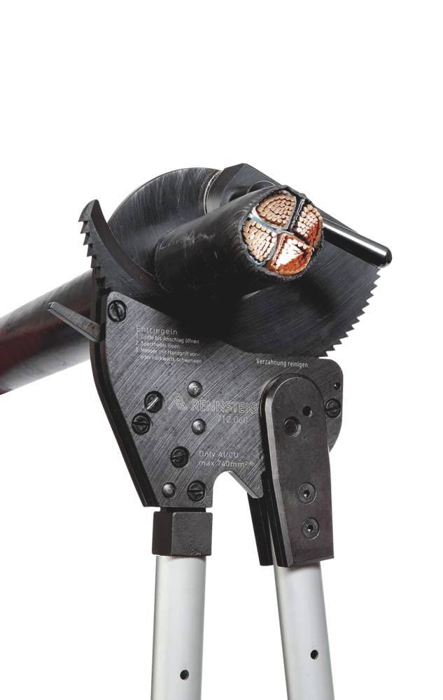 Narzędzie do cięcia grubych kabli. Przedstawia ostrze przecinające kabel z wieloma miedzianymi wiązkami przewodów.