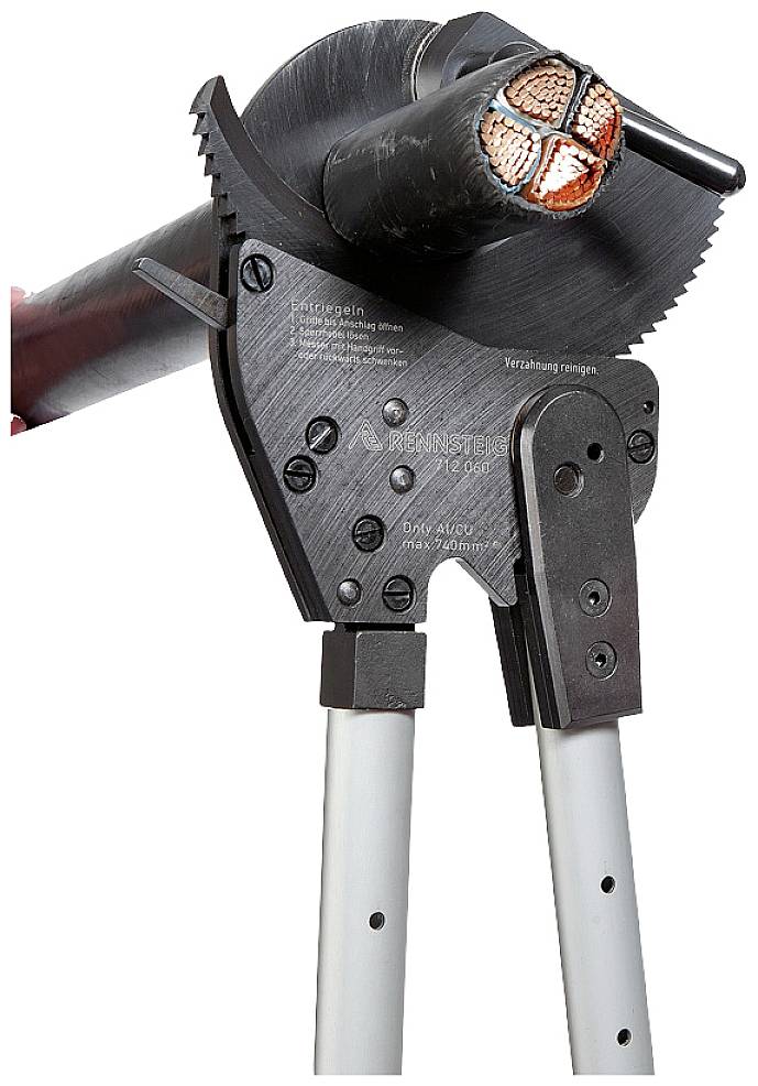 Hydrauliczne narzędzie do cięcia kabli przycina gruby przewód. Kabel ujawnia wewnętrzne miedziane przewody.