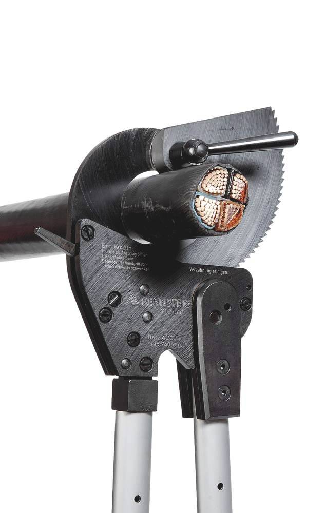 Obcinacz kabli z długą rękojeścią tnie grube, wielożyłowe przewody. Narzędzie pokazuje ząbkowane ostrze i miedziane żyły wewnątrz kabla.