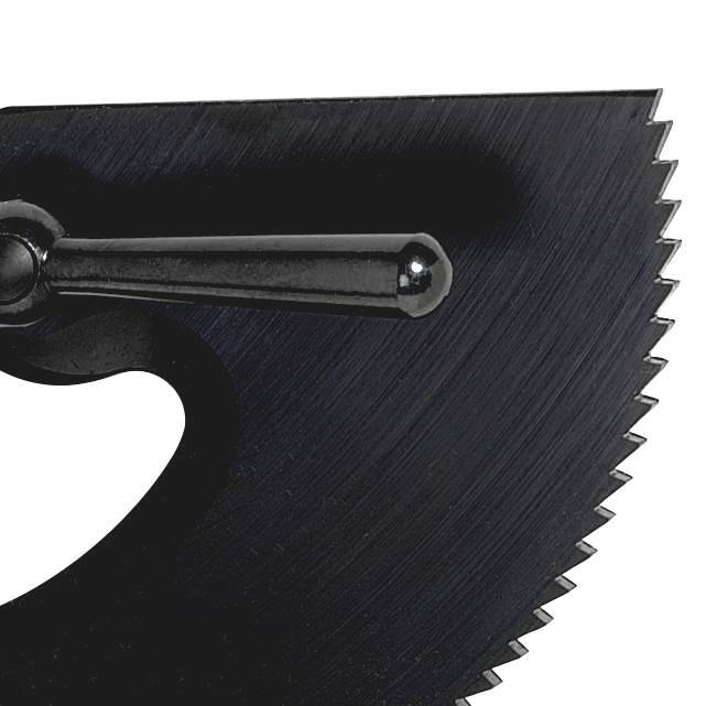 Czarny, okrągły uchwyt na pilaście o kształcie przypominającym zębate ostrze w zarysie serca.