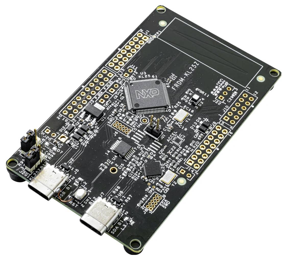 Płyta deweloperska mikrokontrolera z wieloma komponentami elektronicznymi, złączami i chipem marki NXP.
